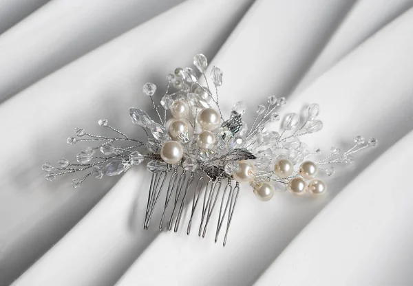 Pinza para el cabello de boda, joyas con perlas y accesorios . — Foto de Stock