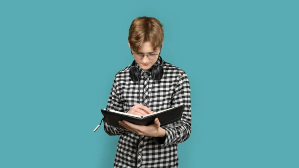 Adolescent Avec Les Cheveux Roux Dans Une Chemise Criblée Sur Photo De Stock