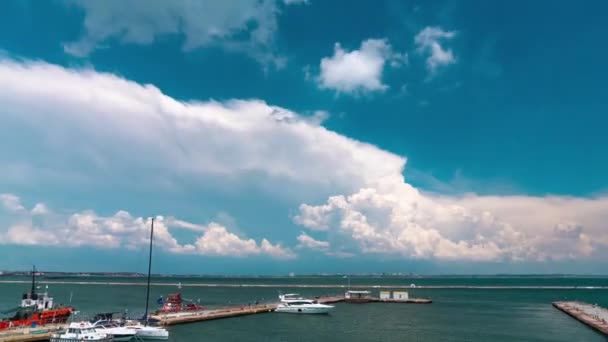 ボートを係留するためのマリンヨットクラブ桟橋 大きな白い雲はオデッサでそれの上を飛ぶ ウクライナの時間の経過 — ストック動画
