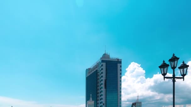 Edifício Moderno Feito Vidro Grandes Nuvens Brancas Voar Sobre Ele — Vídeo de Stock