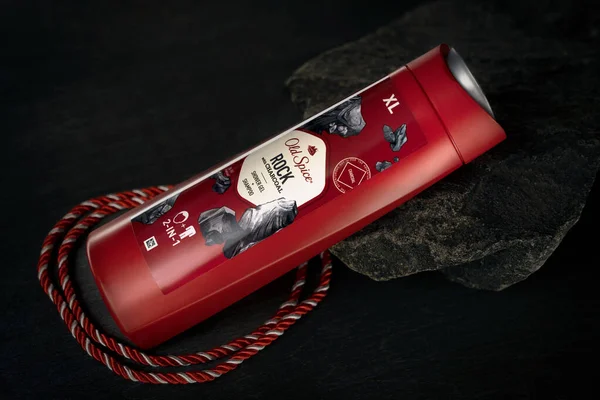 Odessa, UKRAINE - Temmuz. 28, 2020 A konteynır XL Old Spice Rock ve kömür banyosu jeli artı şampuan. Old Spice, Proctor and Gamble of Cincinnati, Ohio tarafından dağıtılıyor..