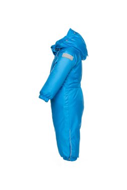 Kar giysisi, bebek kışlık giysileri. Kaputun mavi renginde yürümek için. Yan görünüş, beyaz izole arka plan..