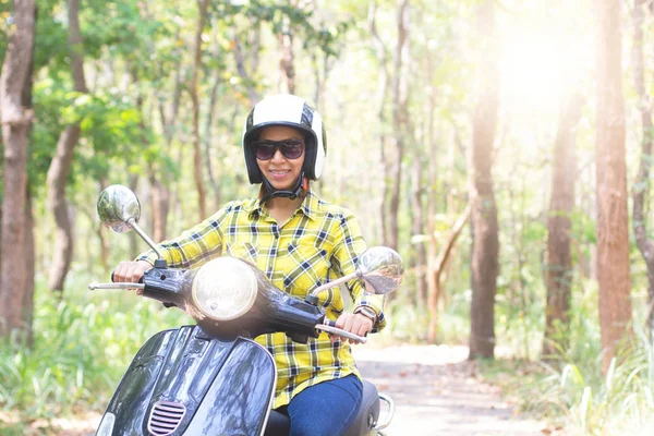Vrouwen Rijden Hun Scooter Door Bos Privaatleven Idee Concept — Stockfoto