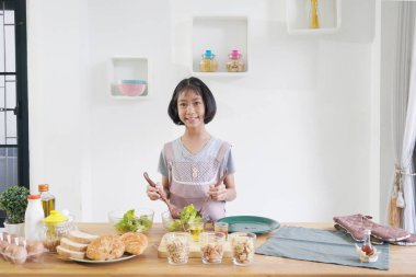 Küçük kız evde mutfakta aşçılar