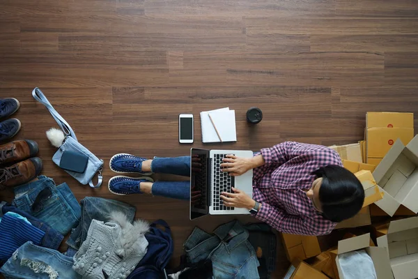 Blick Von Oben Auf Kleinunternehmerinnen Die Laptop Computer Von Hause — Stockfoto