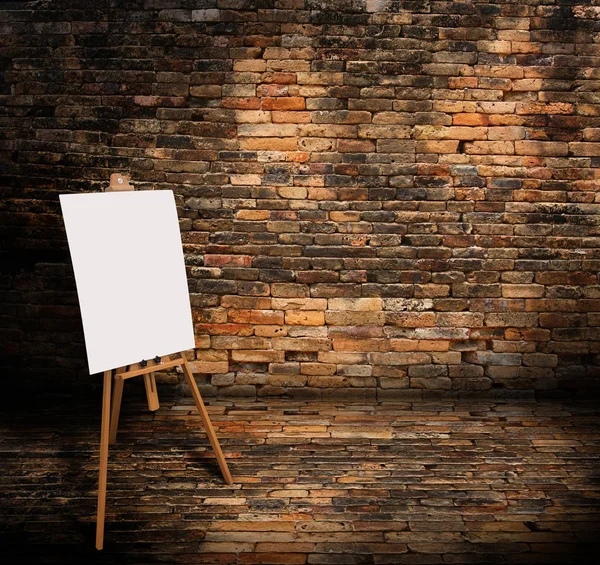 Sahte tuğla duvar odadaki boş boş tuval stand up ile ahşap şövale