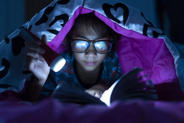 Ragazza Che Tiene Torcia Mentre Indossa Occhiali Lettura Libri Coperta — Foto Stock