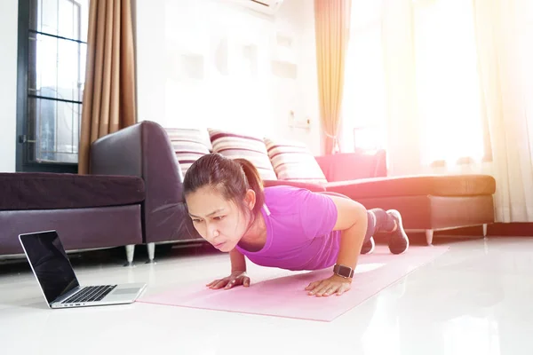 Asiatische Frauen Üben Liegestütztraining Hause Mit Dem Laptop — Stockfoto