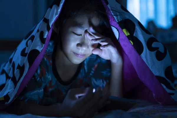 Girl Using Mobile Phone Dark Bed Bedroom Eye Strain Tension — Stock Photo, Image