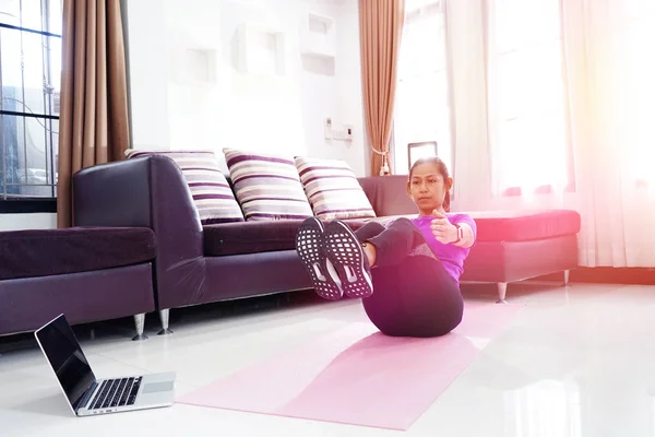 Asiatico Donne Esercizio Facendo Abs Allenamento Casa Con Utilizzo Computer — Foto Stock