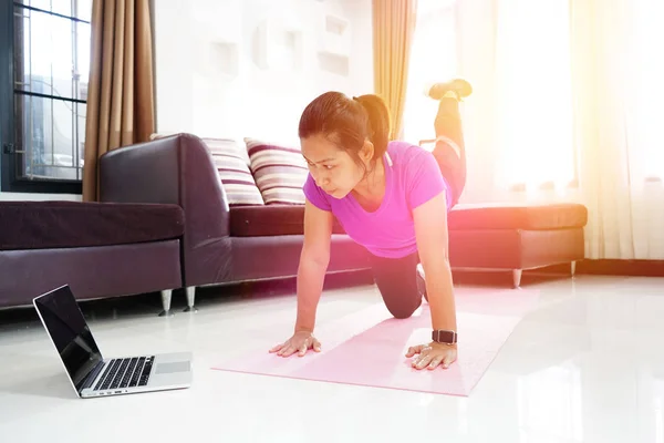 Asiatische Frauen Trainieren Hause Mit Laptop Indem Sie Das Bein — Stockfoto
