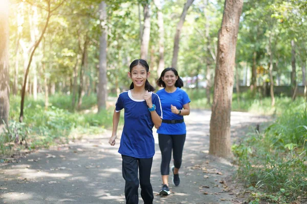 Asiatique Mère Fille Jogging Dans Parc — Photo