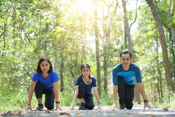 アジア家族運動と一緒に 公園でジョギング — ストック写真