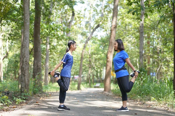 Mère Fille Asiatiques Réchauffer Étirer Les Muscles Cuisse Avant Courir — Photo