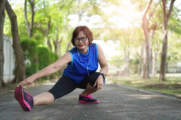 Senior Asiatische Frau Dehnen Muskeln Park Und Musik Hören Sportliche — Stockfoto