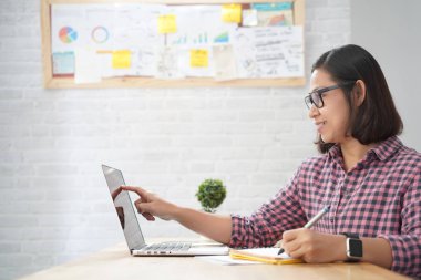 Asyalı kadın seyredebileceğiniz fikir dalgın planlama başlangıç için işaret dizüstü bilgisayar Pc ekranda