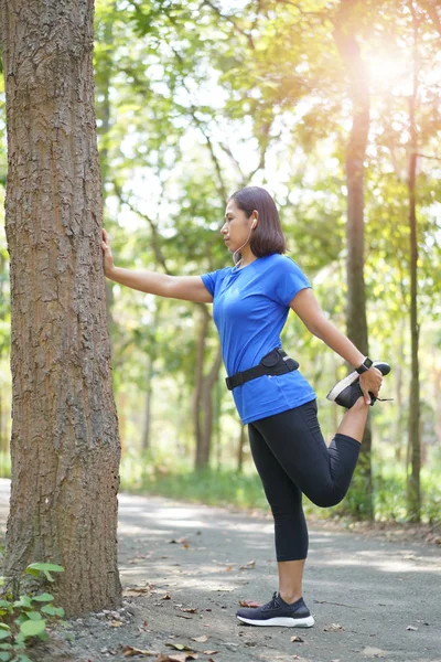 亚洲女人在公园伸展肌肉 听音乐 运动运动一起在户外运动 在户外跑步前适合跑步者伸展运动 — 图库照片