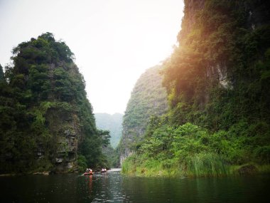 Halongbok, Vietnam için yüksek dağlarla suyolu boyunca kürek teknesi