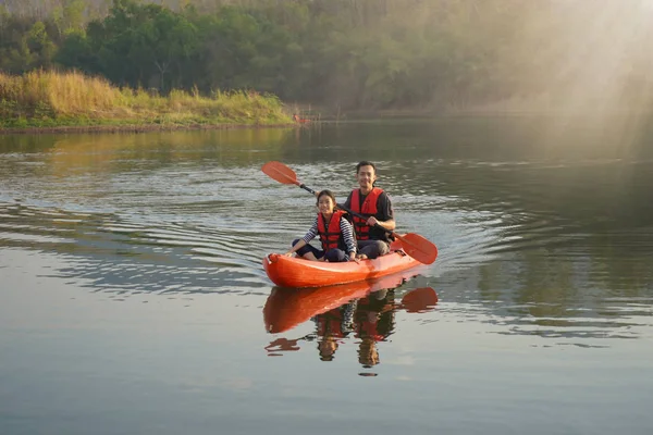 Père Fille Bateau Rames Sur Des Eaux Calmes — Photo