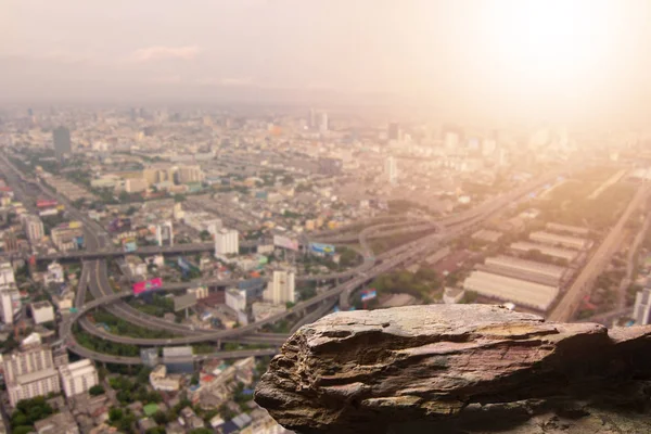 Modern gökdelen üstten görünüm uçurumun kenarında boş yer