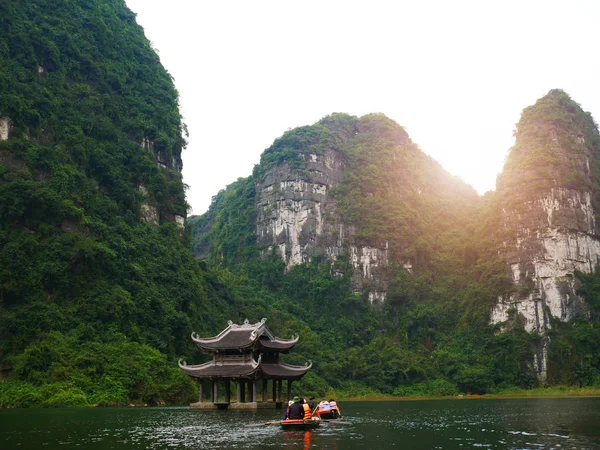 Halongbok ベトナムで高山と水路に沿ってパドリングしたボート — ストック写真
