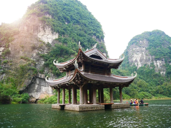 Boat Paddling Waterway High Mountains Halongbok Vietnam — Stock Photo, Image