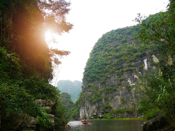 Barca Che Remava Lungo Corso Acqua Con Alte Montagne Halongbok — Foto Stock