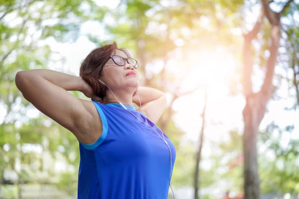 Senior Asiatisk Kvinna Avslappnad Musik Parken Utöva Sport Aktivitet Koncept — Stockfoto