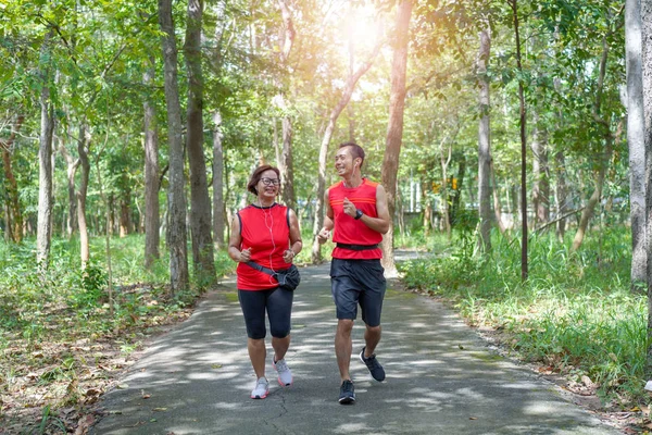 Szczęśliwy Azjatycka Matka Syn Jogging Parku Pojęcia Działalności Sport Wykonywania — Zdjęcie stockowe