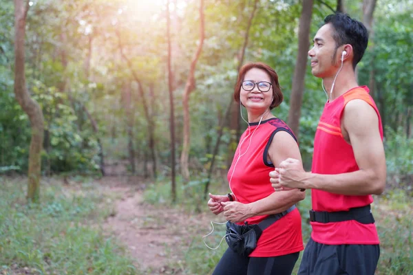 アジア母と息子ジョギング公園 高齢者介護運動スポーツ活動コンセプトでランニング — ストック写真