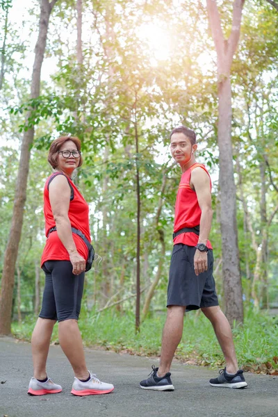 Feliz Asiática Madre Hijo Corriendo Parque Cuidado Ancianos Ejercicio Deporte — Foto de Stock