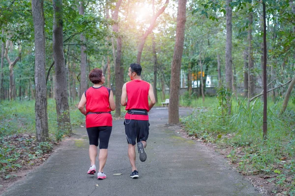 快乐的亚洲母子慢跑在公园里跑步 老人护理锻炼运动活动理念 — 图库照片