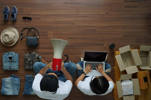 Vista superior del dueño de la pequeña empresa hombre celebración de anuncios de megáfono — Foto de Stock