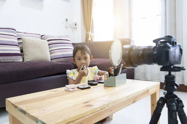 Asiática niña jugar haciendo un maquillaje con grabación haciendo video blogger — Foto de Stock