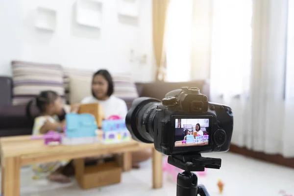 Mãe e filha revisão jogando brinquedos em casa. Com gravação de vídeo — Fotografia de Stock