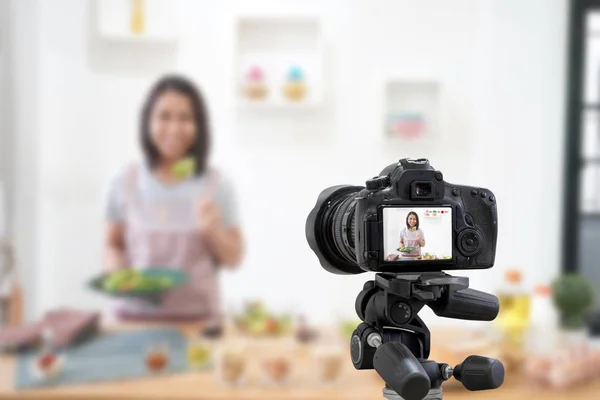 Mulher asiática fazendo uma câmera digital de vídeo Vlog para seu blog — Fotografia de Stock