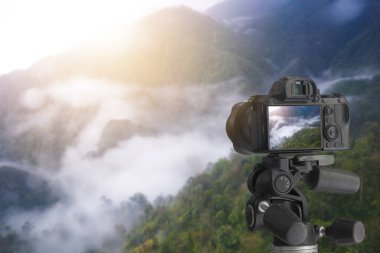 Yüksek dağlarda tripod üzerinde dijital kamera arka 