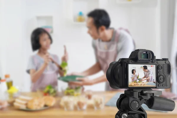 Padre e hija cocinan en la cocina de casa, con grabación — Foto de Stock