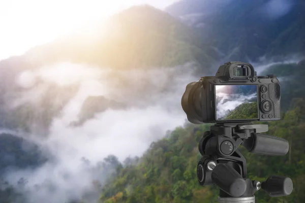 Ψηφιακή κάμερα πίσω πάνω από τρίποδο σε ψηλά βουνά — Φωτογραφία Αρχείου