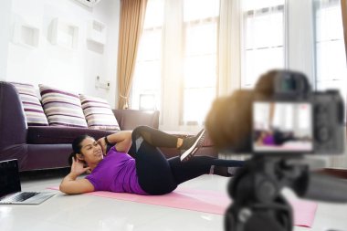 Asyalı kadınlar evde egzersiz egzersiz, kayıt vide yapma ile