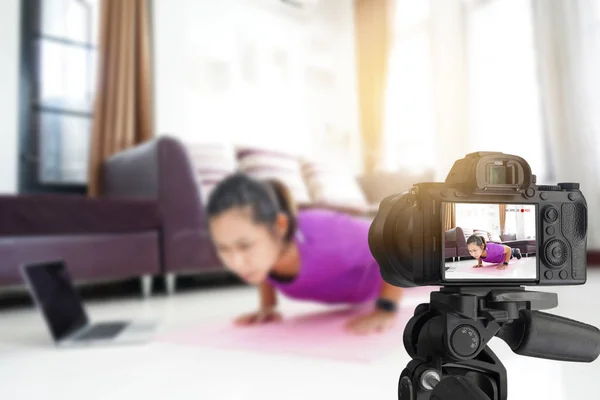 Mujeres asiáticas ejercicio de entrenamiento en casa, con grabación haciendo vide — Foto de Stock