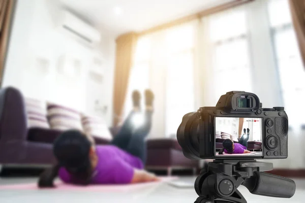 Asiático mulheres exercitar treino em casa, com gravação fazendo vide — Fotografia de Stock