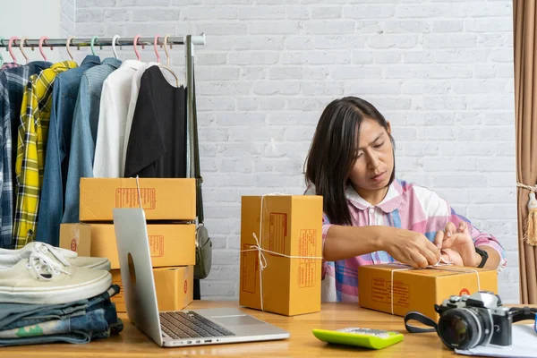 Asiatische Frauen gründen kleine Unternehmer Verpackung Karton, E-Commerce-Ideen-Konzept — Stockfoto