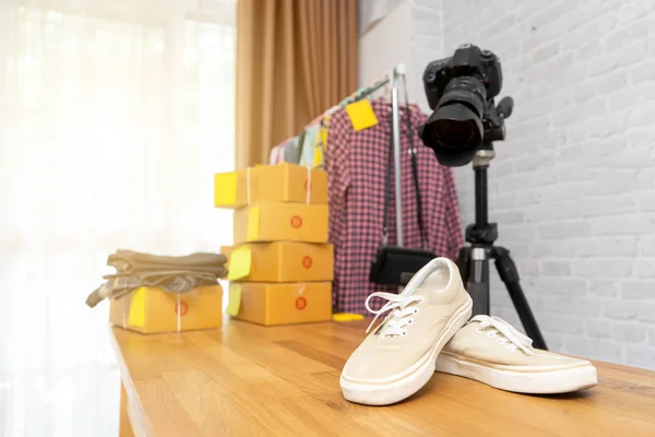 Tomar fotos a los zapatos con cámara digital para publicar a la venta en línea en Internet — Foto de Stock