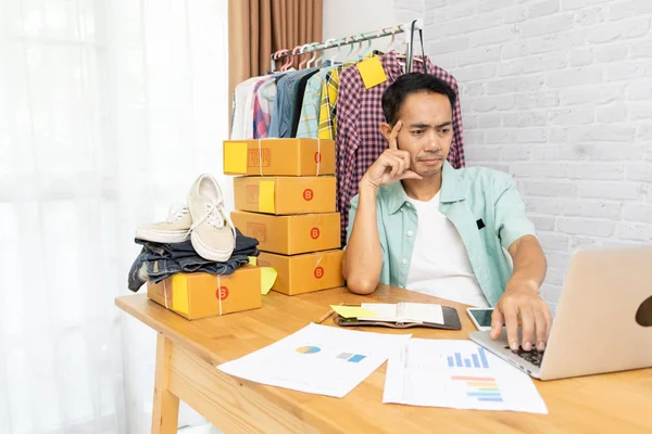 Азиатский мужчина думает трудолюбивый рабочий ноутбук на дому продажи онлайн запуска малого бизнеса владелец — стоковое фото