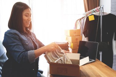 Online satış e-ticaret nakliye fikir kavramı, Kadınlar serbest