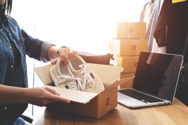 Online satış e-ticaret nakliye fikir kavramı, Kadınlar serbest