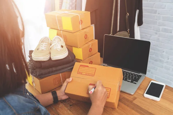 Online-Verkauf E-Commerce Versand Konzept, Frauen freiberuflich — Stockfoto