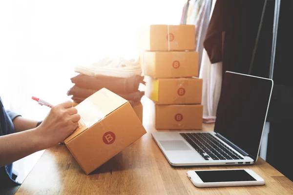 Online-Verkauf E-Commerce Versand Konzept, Frauen freiberuflich — Stockfoto