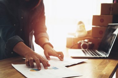 Ev ofis tablosunda kadın el işaret grafik finansal iş belgesi, Online satış 